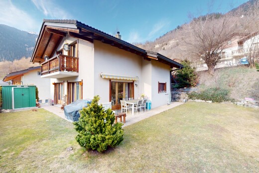 außenansicht mit terrasse, balkon, stuckverkleidung, rasen, und blick auf die berge