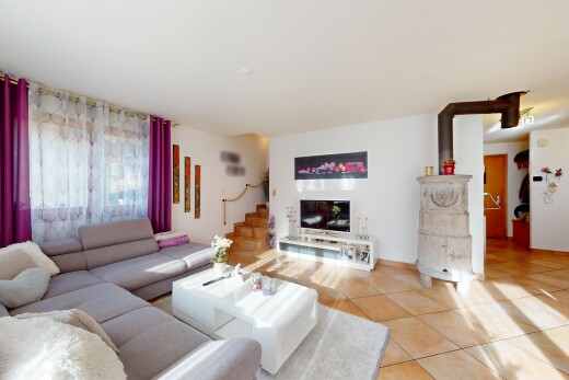 wohnzimmer mit gipskartonwand, treppen, fernseher, natürliches licht, und fliesenboden