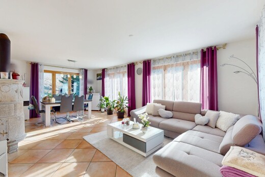 wohnzimmer mit gipskartonwand, natürliches licht, und fliesenboden