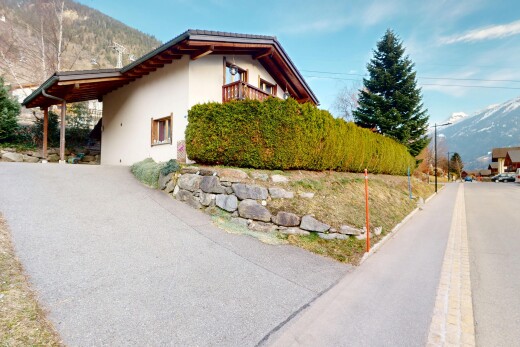 außenansicht mit stuckverkleidung, blick auf die berge, carport angeschlossen, und auffahrt