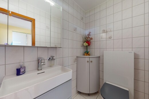 bad mit fliesenwand, tile wall, schminktisch, spiegel, und waschbecken
