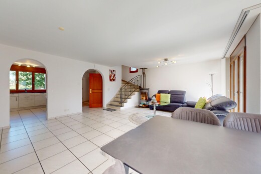 wohn- / esszimmer mit gewölbte gehwege, inside property, natural light, natürliches licht, und drywall