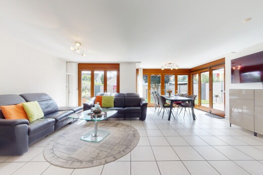 wohn- / esszimmer mit inside property, natürliches licht, natural light, fernseher, und fliesenboden