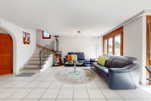 wohnzimmer mit inside property, natürliches licht, natural light, treppen, und holzofen