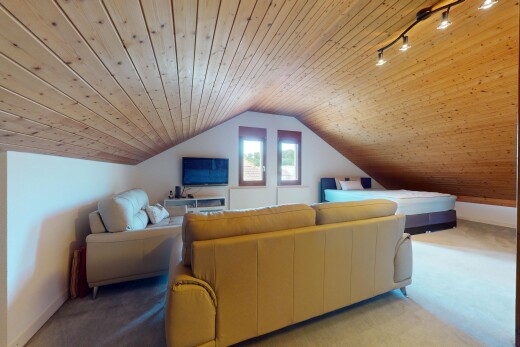 wohnzimmer mit zusätzliches zimmer, teppich, carpet, holzdecke, und wood ceiling