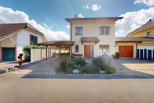 außenansicht mit day time, stuckverkleidung, property visible, schornstein, und auffahrt