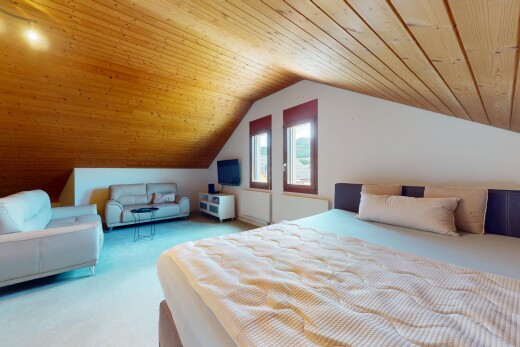 zimmer / schlafzimmer mit carpet, teppich, vaulted ceiling, dachschräge, und inside property