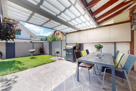 terrasse mit zaun, day time, essbereich im freien, terrasse, und grill