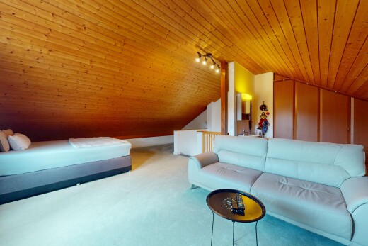 wohnzimmer mit teppich, carpet, dachschräge, vaulted ceiling, und inside property