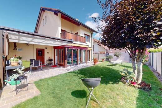 außenansicht mit property visible, zaun, balkon, rasen, und terrasse
