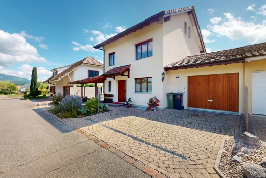 außenansicht mit day time, garage angeschlossen, property visible, auffahrt, und stuckverkleidung