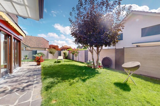 garten mit rasen, day time, zaun, und terrasse