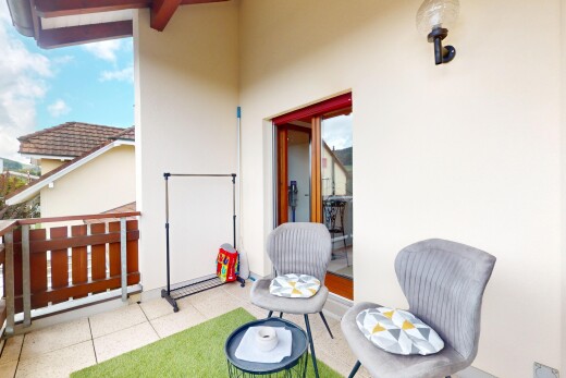 terrasse mit balkon, property visible, und day time