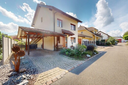 außenansicht mit zaun, day time, stuckverkleidung, property visible, und terrasse