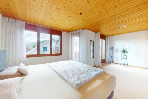 zimmer / schlafzimmer mit natural light, natürliches licht, carpet, teppich, und inside property
