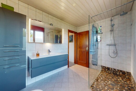 bad mit fliesenwand, tile wall, spiegel, schminktisch, und komplettes badezimmer