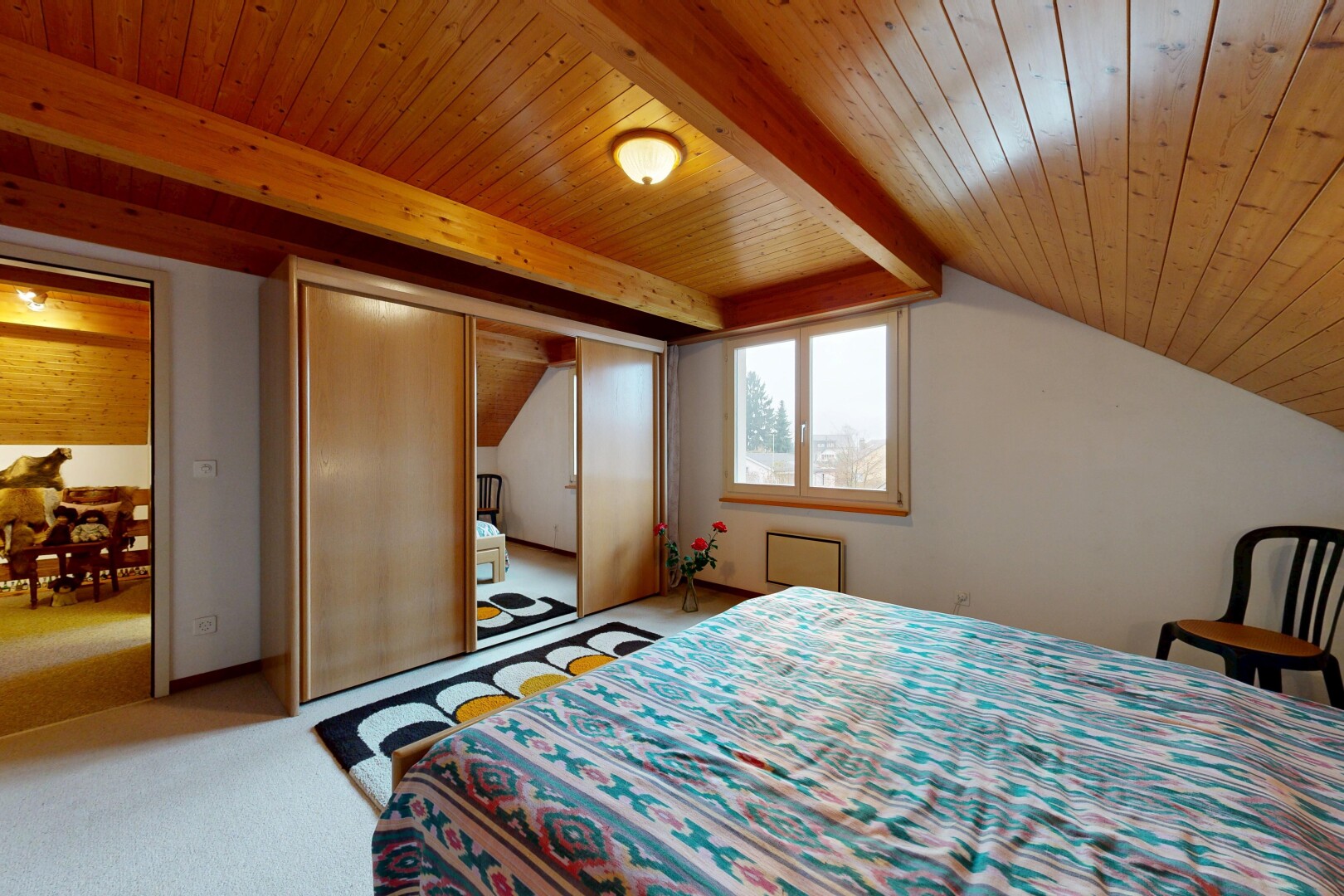 chambre avec plafond bas, low ceiling, plafond à poutres, beamed ceiling, et inside property