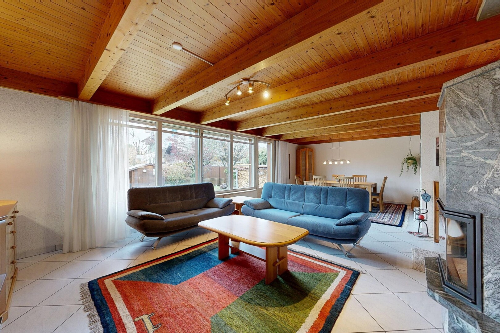 salon avec inside property, natural light, lumière naturelle, cheminée, et beamed ceiling