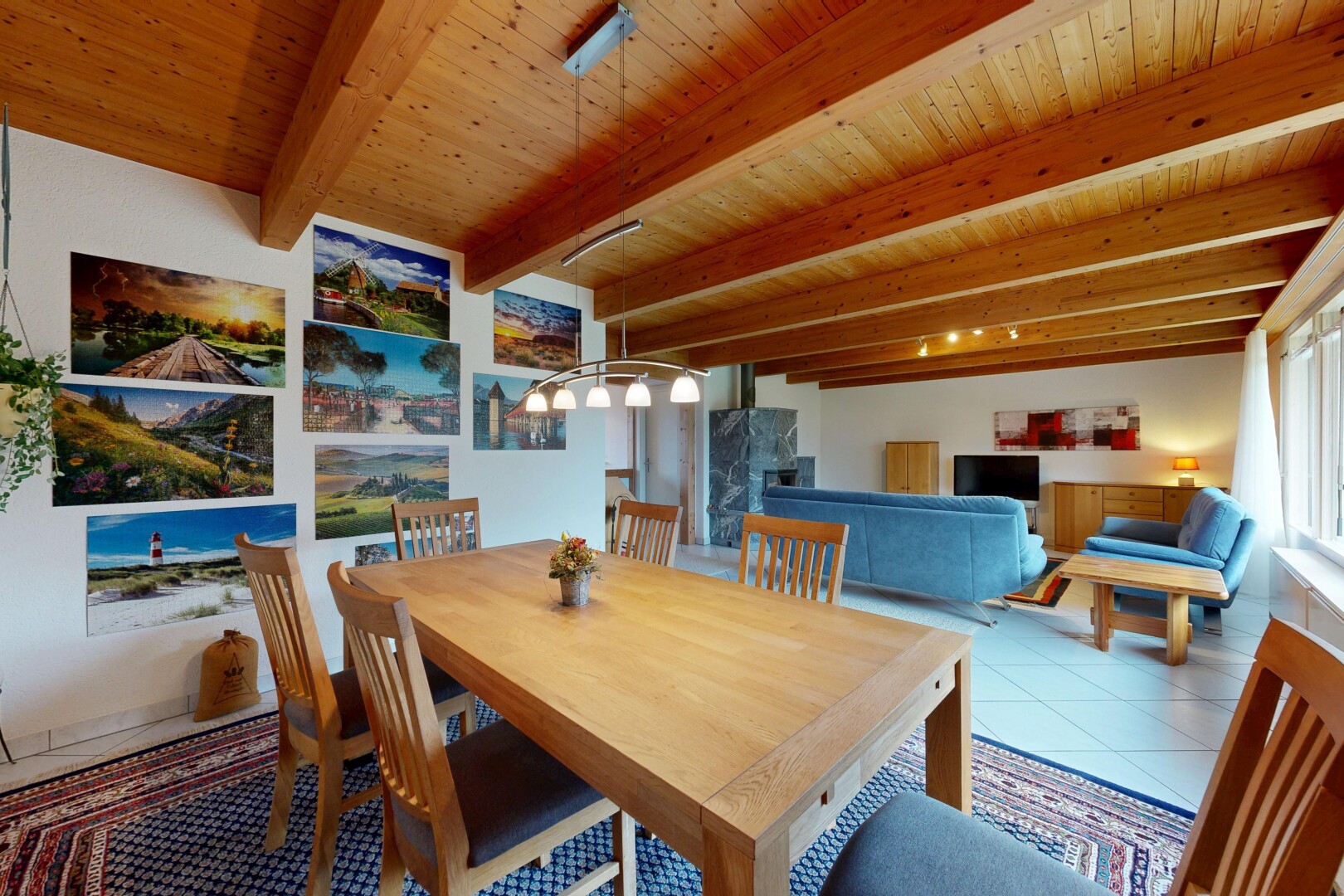 salle à manger avec inside property, télévision, beamed ceiling, plafond à poutres, et wood ceiling
