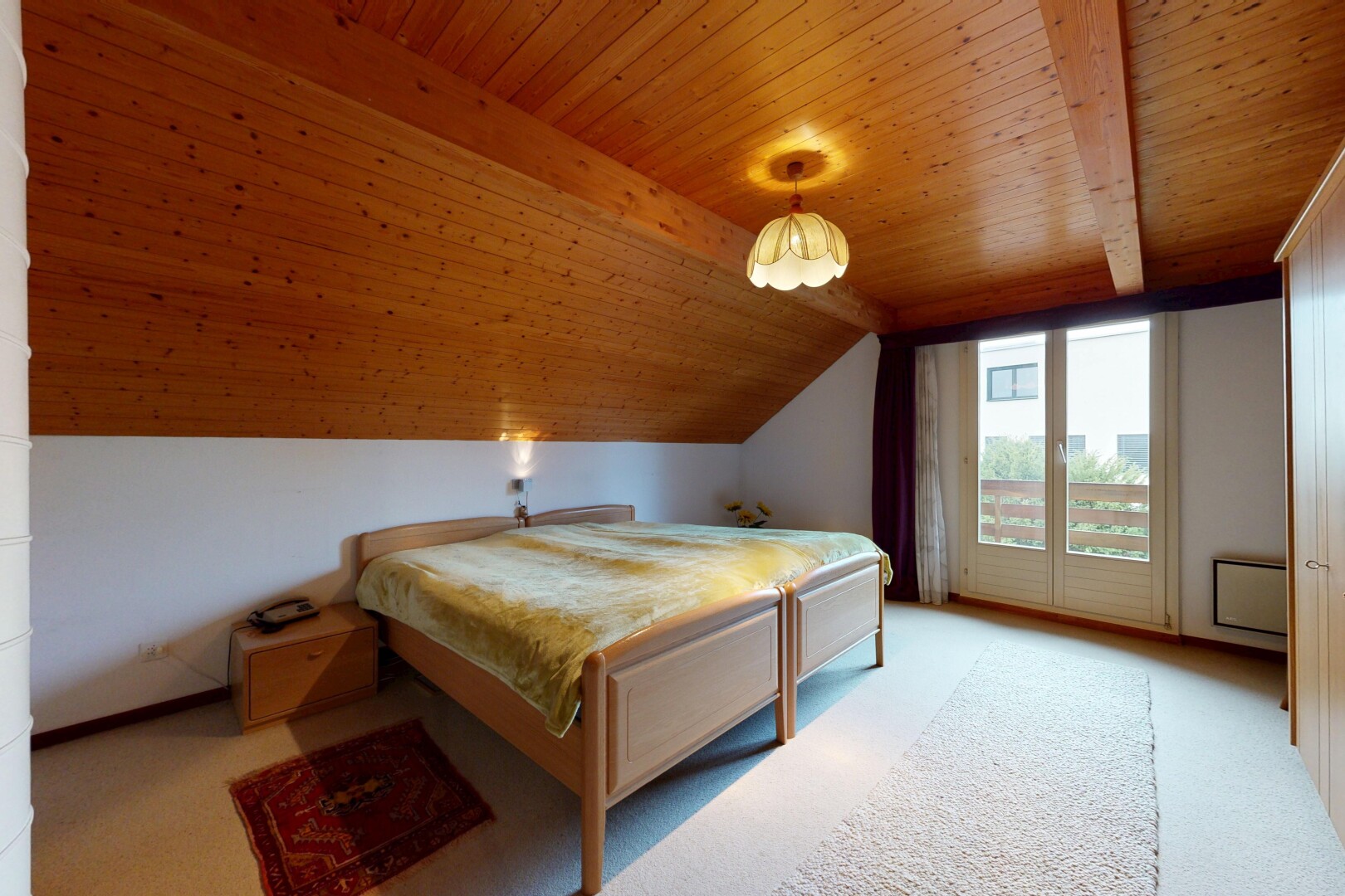 chambre avec pièce supplémentaire, inside property, accès à l'extérieur, drywall, et cloison sèche