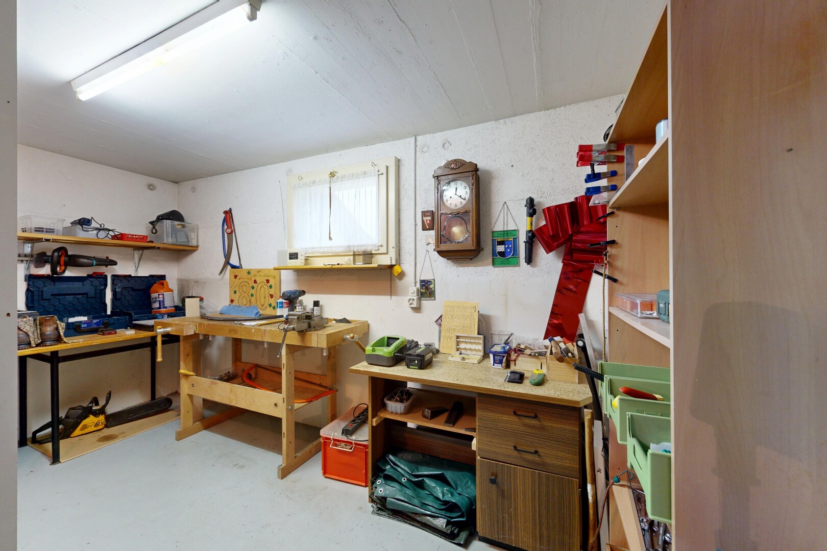 bureau avec atelier, sol en béton, concrete floor, et inside property