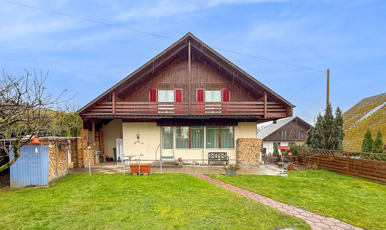 façade avec pelouse, property visible, terrasse, bardage vertical, et day time