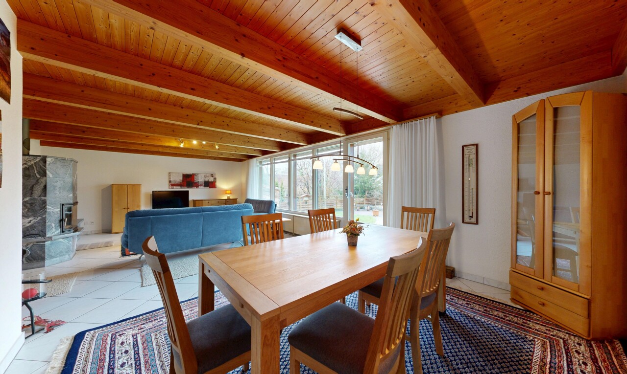 salle à manger avec inside property, natural light, lumière naturelle, beamed ceiling, et plafond à poutres