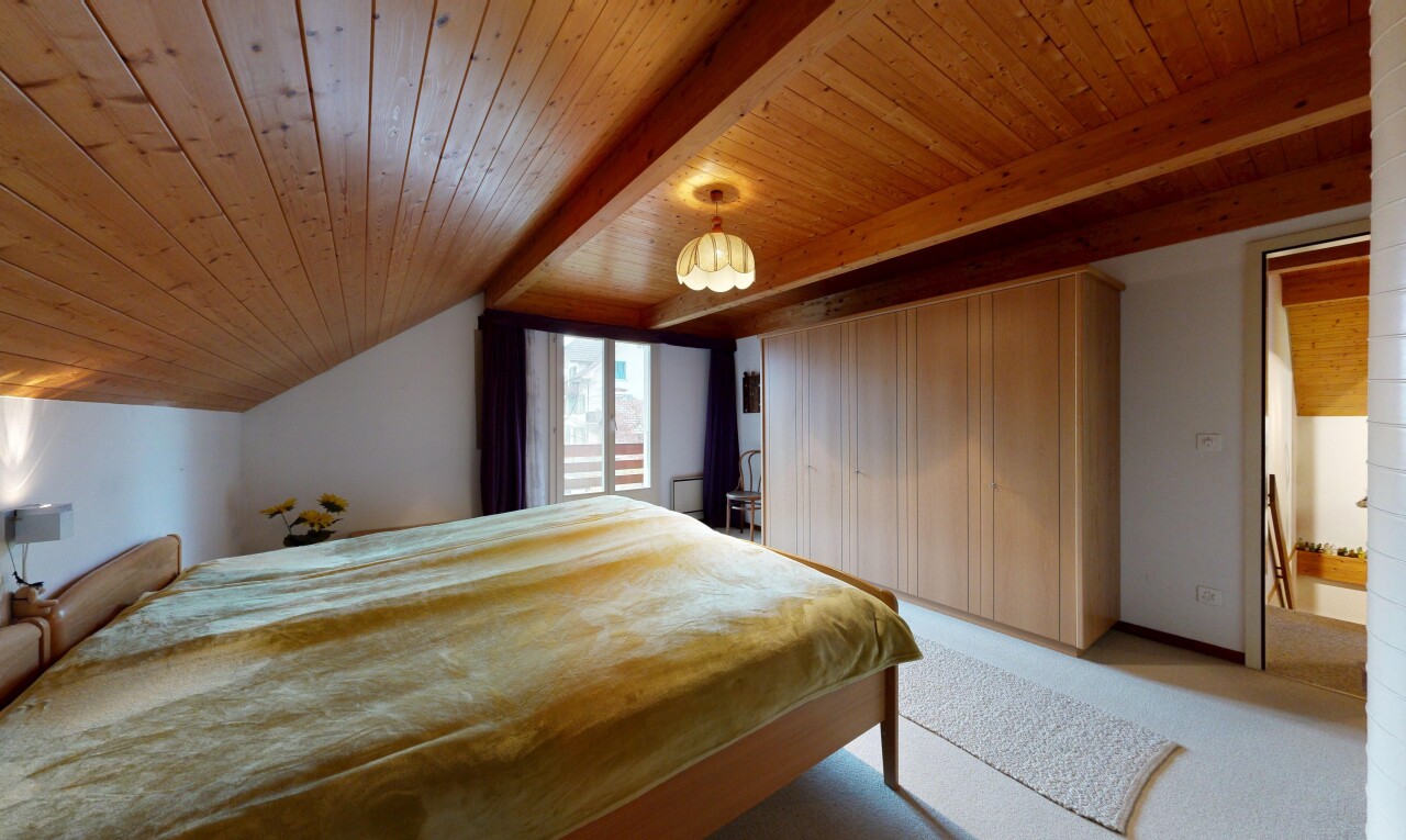 chambre avec low ceiling, plafond bas, wood ceiling, plafond en bois, et inside property