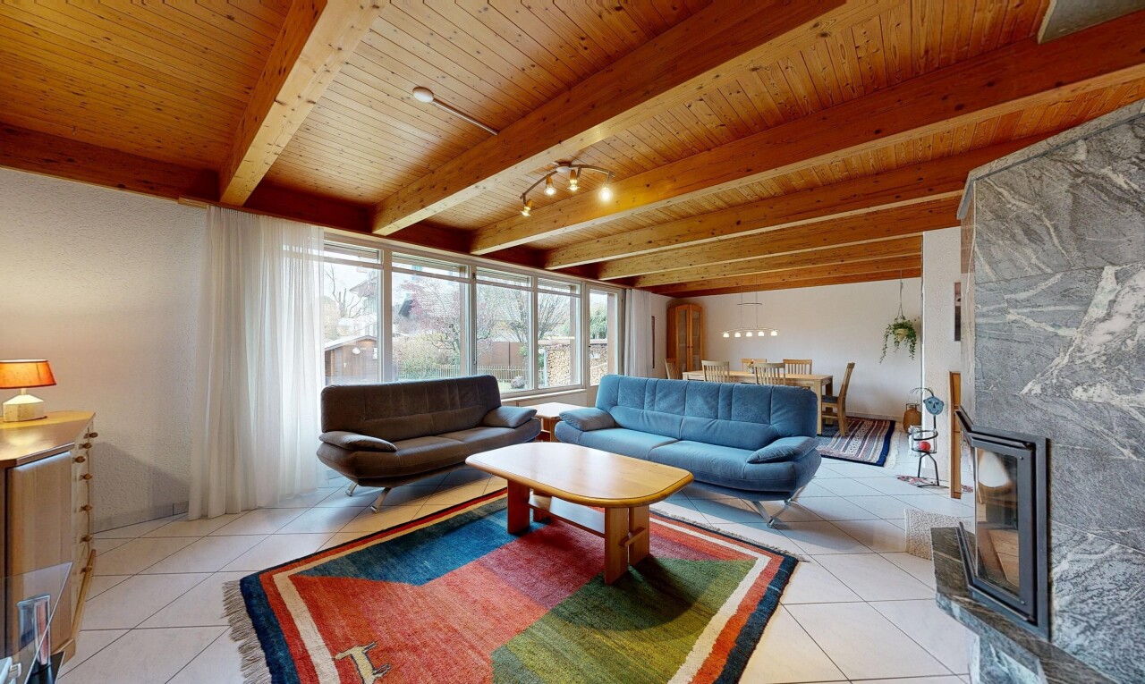 salon avec inside property, natural light, lumière naturelle, cheminée, et beamed ceiling