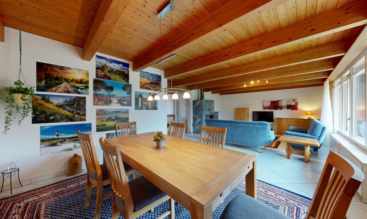 salle à manger avec inside property, télévision, beamed ceiling, plafond à poutres, et wood ceiling