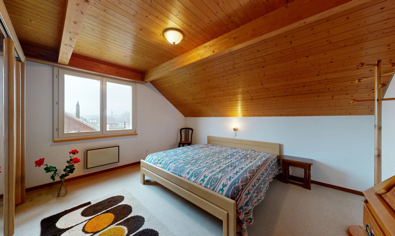 chambre avec pièce supplémentaire, inside property, beamed ceiling, plafond à poutres, et drywall