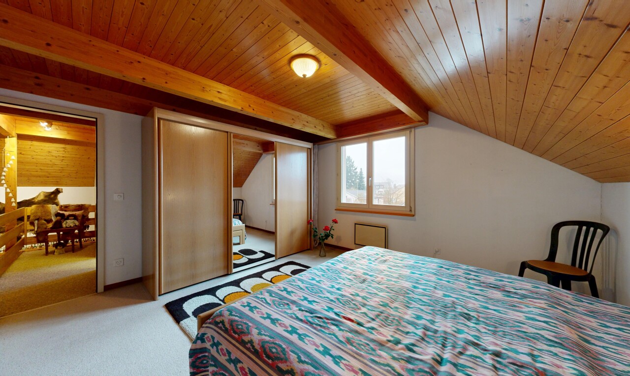chambre avec plafond bas, low ceiling, plafond à poutres, beamed ceiling, et inside property