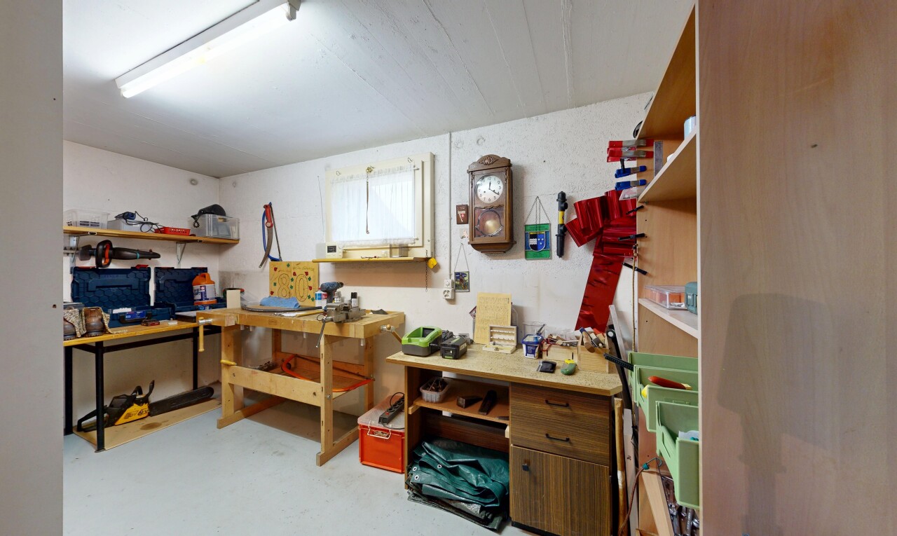 bureau avec atelier, sol en béton, concrete floor, et inside property