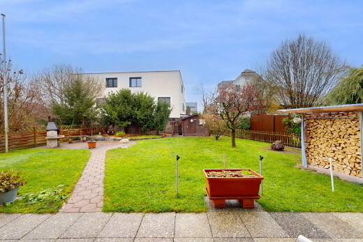 jardin avec clôture, day time, pelouse, property visible, et structure extérieure