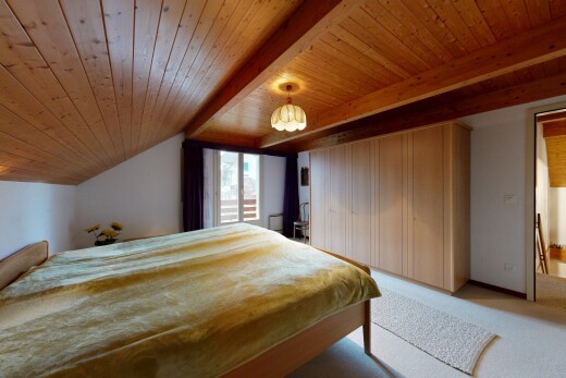 chambre avec low ceiling, plafond bas, wood ceiling, plafond en bois, et inside property
