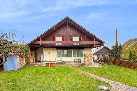 façade avec pelouse, property visible, terrasse, bardage vertical, et day time