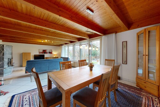 salle à manger avec inside property, natural light, lumière naturelle, beamed ceiling, et plafond à poutres