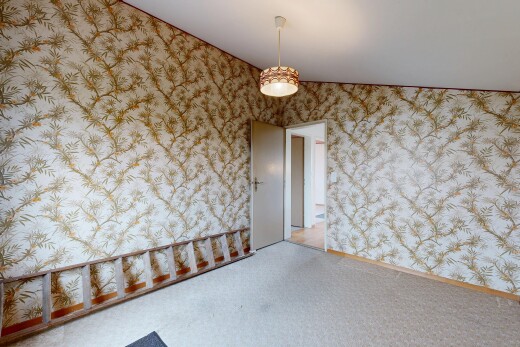 pièce vide avec mur en papier peint, wallpaper wall, inside property, moquette, et carpet