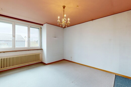 pièce vide avec inside property, radiateur, drywall, cloison sèche, et lustre remarquable