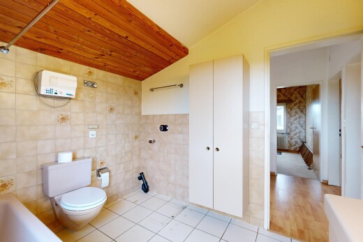 salle de bains avec salle de bain complète, bain, inside property, sol en carrelage, et tile floor