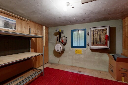 espace intérieur avec wood wall, mur en bois, inside property, et sous-sol