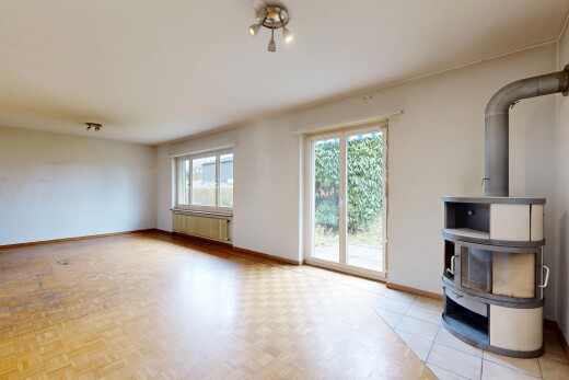 pièce vide avec natural light, lumière naturelle, drywall, cloison sèche, et baseboards wall