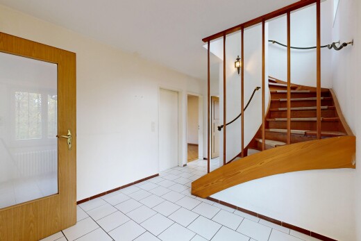 escaliers avec drywall, cloison sèche, inside property, baseboards wall, et plinthes murales