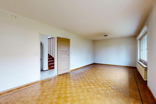 pièce vide avec passages en arc, drywall, cloison sèche, natural light, et lumière naturelle