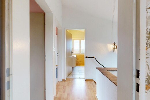 couloir avec palier à l'étage, natural light, lumière naturelle, wood finish floor, et sol en finition bois