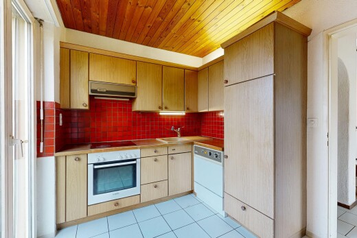 cuisine avec four, tile floor, sol en carrelage, inside property, et hotte