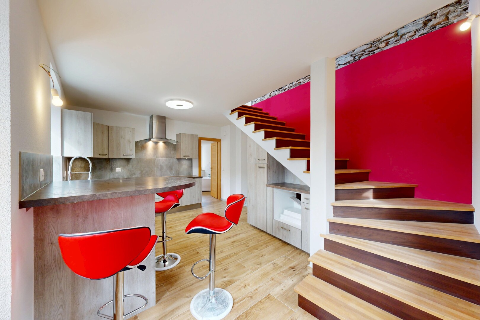 cuisine avec kitchen bar, bar de cuisine, kitchen peninsula, péninsule de cuisine, et wood finish floor