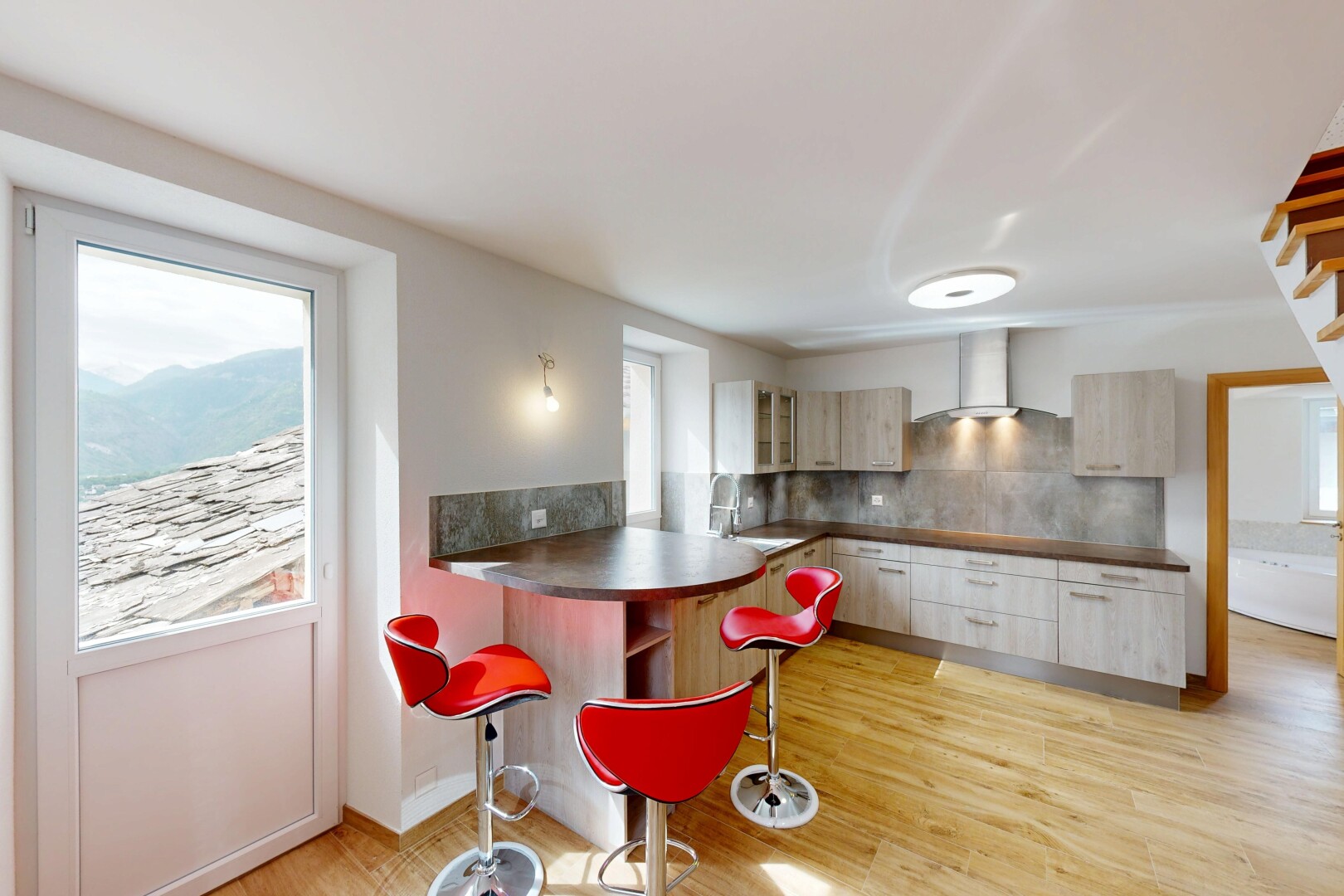 cuisine avec dark countertops, plans de travail, backsplash, dosseret, et kitchen bar