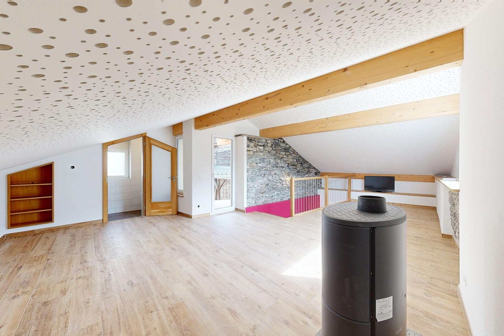 pièce vide avec inside property, beamed ceiling, plafond à poutres, wood finish floor, et sol en finition bois