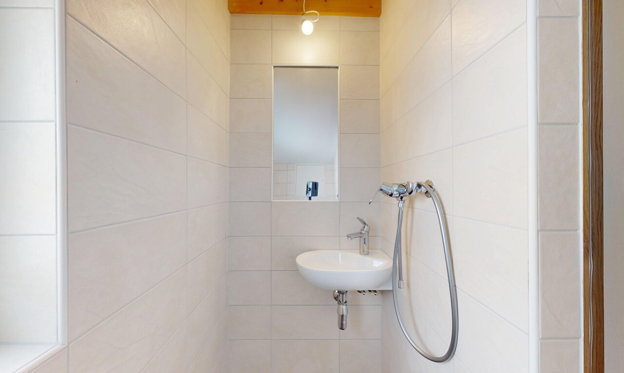 salle de bains avec miroir, inside property, mur en carrelage, tile wall, et évier